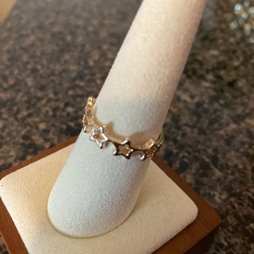 8 Stackable Gold Tone Rings - Picture 12 of 12